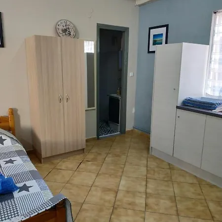 Letty's - With Free Gym Membership Apartment